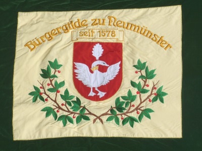 Die neue Fahne aus dem Jahre 1985 mit dem Gildewappen der Bürgergilde zu Neumünster seit 1578
