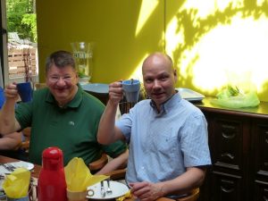 Wilm Hornung und Dr. Ortwin Babendererde genießen den frischen Kaffee