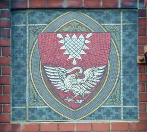 Das Gildewappen: Das alte Stadtwappen als Mosaik an der Fassade des alten Rathauses
