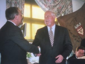 Zeittafel: Der amtierende Ministerpräsident Schleswig-Holsteins, Peter Harry Carstensen, erscheint 2006 zur Generalversammlung
